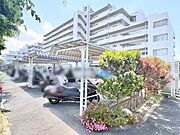 手入れの行き届いた植栽と整備された共用スペースが、日々の暮らしに心地よいゆとりをもたらします。