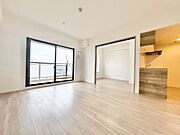 余白を活かしたミニマルな内装が、住まう方の感性に寄り添う穏やかな暮らしを演出します。