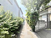 隣接する遊歩道はお散歩に最適です。