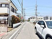 落ち着いた住環境が広がる、穏やかな空気に包まれた日常を感じさせる街並みです。