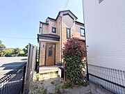 温かみのあるレンガ調の外壁が街並みに馴染み、穏やかな日常を予感させる佇まいです。
