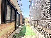 住まいと住まいの間にゆとりを感じさせる、落ち着いた雰囲気の屋外スペースが日常の暮らしに安らぎを与えます。