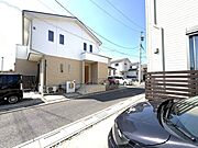 落ち着いた色合いの外壁が街並みに馴染む、穏やかな日常を感じさせる佇まいです。