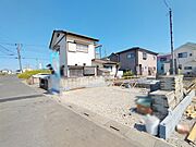 穏やかな空気が流れる住宅街の一角にあり、新たな暮らしを思い描く楽しみが広がる敷地です。