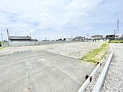 どこまでも広がる開放的な空の下、理想の暮らしを自由に描き出せるゆとりある敷地です。