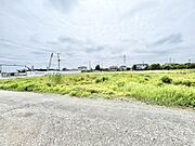 空が広く見渡せる穏やかな環境で、日々の暮らしにゆとりをもたらしてくれる開放感のある場所です。