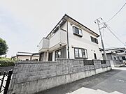落ち着いた色調の外観が周辺の静かな街並みに調和し、日々の暮らしに安らぎをもたらす住まいです。