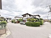 季節の移ろいを感じる植栽が街並みに溶け込み、穏やかな時間が流れる落ち着いた住環境です。