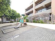 四季の移ろいを感じる豊かな植栽に囲まれ、穏やかな時間が流れる住環境が日々の暮らしを優しく彩ります。