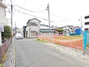 閑静な住宅街の中にあり、落ち着いた日常を予感させる穏やかな佇まいの街並みです。