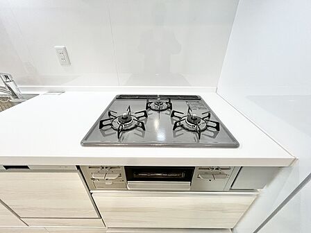 無駄のないシンプルなデザインが心地よい、日々の暮らしに調和する清潔感あふれる空間です。