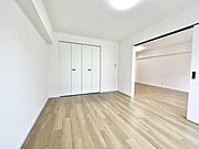 無駄な装飾を削ぎ落としたシンプルな空間は、住まう人の個性を引き立て、静かで穏やかな日常を演出してくれます。