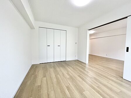 無駄な装飾を削ぎ落としたシンプルな空間は、住まう人の個性を引き立て、静かで穏やかな日常を演出してくれます。