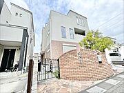 レンガ調の風合いと洗練された外観が調和する、街並みに落ち着いた彩りを添える佇まいです。