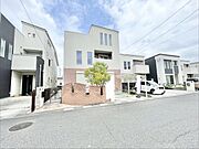 レンガ調のデザインと柔らかな植栽が調和した、街並みに溶け込む親しみやすい佇まいの住まいです。