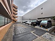 敷地内にはゆとりあるスペースが確保されており、落ち着いた日常を支える機能的な環境が整っています。
