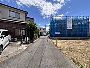 穏やかな空気が流れる住宅街に位置し、これからの暮らしの広がりを感じさせてくれる落ち着いた佇まいの環境です。