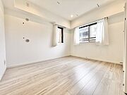 シンプルで洗練された白い空間が、心地よい開放感と日々の暮らしに穏やかな調和をもたらします。