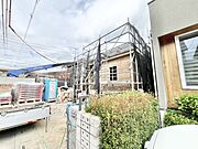 新しい暮らしの形が日々かたちづくられていく、期待感に満ちた建築現場の風景です。