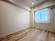 柔らかな色調と木の温もりが心地よく、日々の暮らしに静かな安らぎをもたらしてくれる空間です。
