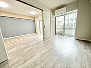 洗練されたニュアンスカラーが空間を引き締め、落ち着きのある穏やかな暮らしを演出してくれます。