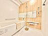 浴室：木目の温もりを感じさせるアクセントクロスが心地よい穏やかな時間を演出する寛ぎの空間