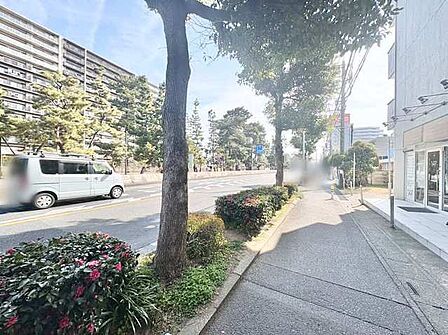 前面道路は歩道も整備され、小さなお子様にも安心です。