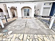 欧風のアーチが洗練された印象を与える、穏やかな佇まいと日々の暮らしに調和する落ち着きのある住環境。