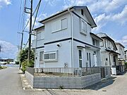 青空に映えるすっきりとした外観が、心地よい日常の風景を演出する住まいです。