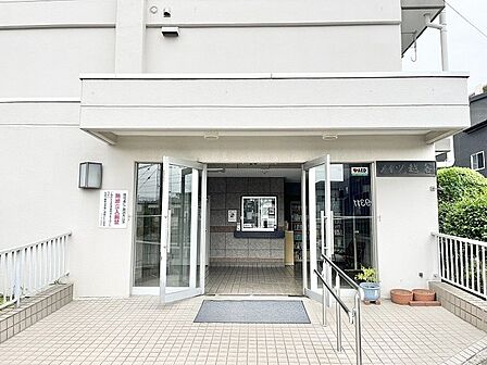 日々の暮らしを穏やかに受け入れる、整えられた佇まいが安心感をもたらす入り口です。