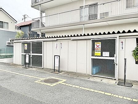 日々の暮らしを整える、清潔で管理の行き届いた敷地内の一角です。