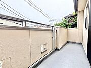 日常の風景に溶け込む、程よい距離感が心地よいプライベートな屋外空間です。