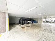 天候に左右されず、大切な愛車をしっかりと守ることができる屋根付きの駐車スペースです。