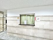 落ち着いた色調のタイルが整然と並び、静けさと清潔感が漂う共用スペースです。
