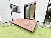 室内と外を緩やかにつなぐ開放的な空間が、日常に心地よい安らぎと奥行きをもたらしてくれます。