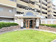 豊かな緑と石積みの装飾が調和し、訪れる人を穏やかに迎え入れる趣のある佇まいです。