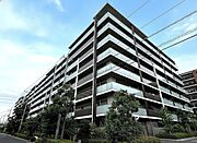 洗練されたフォルムが青空に映える、落ち着いた佇まいを見せる外観デザインです。