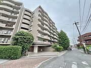 周囲の緑と調和しながら、落ち着いた佇まいを見せる重厚感のある外観が、心地よい暮らしの予感をもたらします。