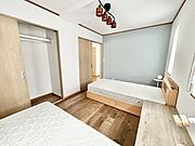 淡いブルーのアクセントクロスが心地よい、木の温もりと柔らかな調和を感じさせる穏やかな空間です。