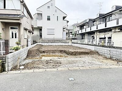 外観:閑静な住宅街の一角にあり、理想の住まいを自由に描くためのフラットな空間が広がっています。 外観:閑静な住宅街の一角にあり、理想の住まいを自由に描くためのフラットな空間が広がっています。