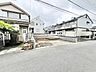外観：穏やかな住宅街に位置する、これからの暮らしを自由に描き出せる開放感のある更地です。