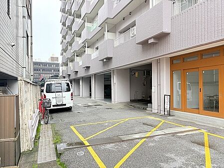 日々の暮らしに溶け込む、落ち着いた街並みと調和した日常的なアプローチです。