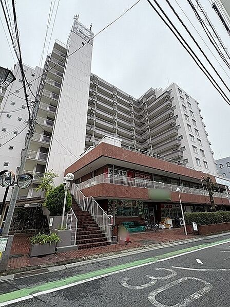 街並みに馴染みながらも確かな存在感を放ち、日々の生活を穏やかに支える住まいです。
