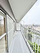 空を見上げながら日常の息抜きができる、開放感に満ちた心地よい屋外空間が広がっています。