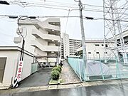 周辺環境と調和した落ち着いた佇まいで、日々の暮らしを穏やかに支える住まいです。