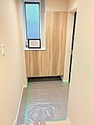 柔らかな木目の温かみと端正な質感が調和し、住まいの第一印象を整える上質な空間が広がっています。
