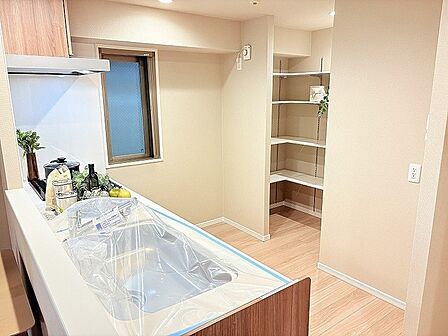 穏やかなトーンでまとめられた空間が、日々の暮らしに心地よい調和と機能的なゆとりをもたらしてくれます。