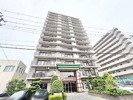 端正なフォルムが街並みに溶け込み、日々の暮らしに静かな安らぎをもたらす住まいです。