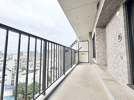 見晴らしの良い開放的な空間が広がり、日常に心地よいゆとりと落ち着きをもたらしてくれます。