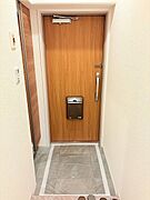 ぬくもりのある木目調のデザインが、日々の帰宅を優しく迎え入れてくれる穏やかな空間です。